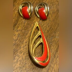 Vintage gold toned & red enamel brooch & post earrings